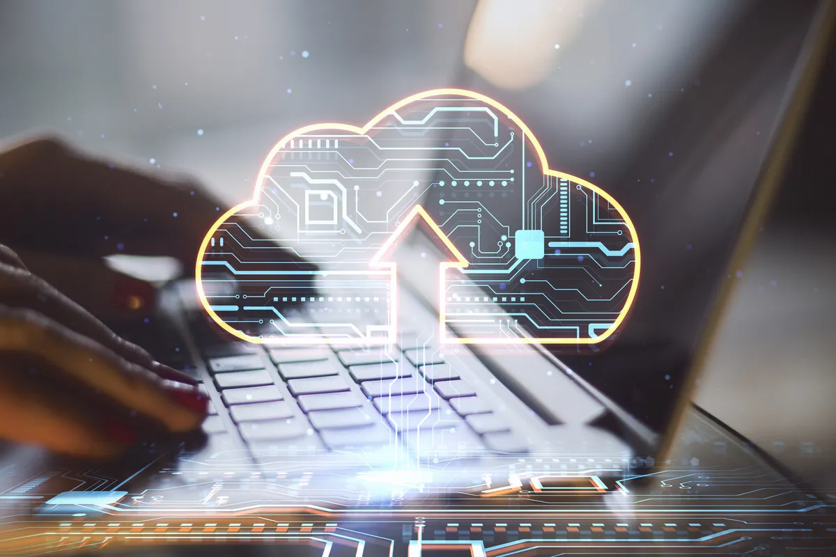 Cloud-Technologie auf einer Laptop-Tastatur