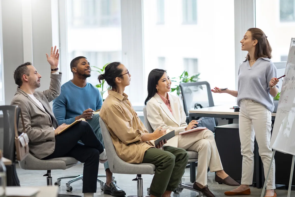 Coaching-Situation mit Moderatorin und Teilnehmenden in einem Workshop